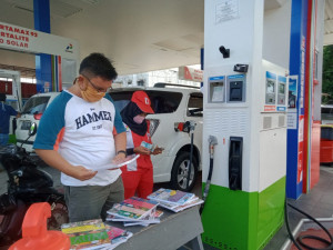 Peringati Hardiknas, Pertamina Berbagi Buku di Kota Padang
