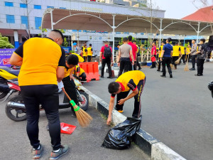 Keren .....Polda Metro Bersih-bersih di Lingkungan Kerja