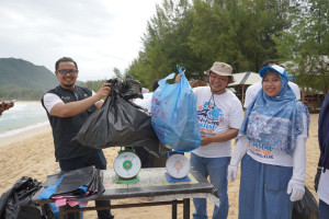 Pelindo Multi Terminal  Melakukan Aksi Bersih - Bersih di Pantai Lampuuk Aceh