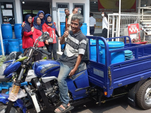 ASDP Salurkan Gerobak Sampah dan Komposter ke Lingkungan Sekitar Kantor 