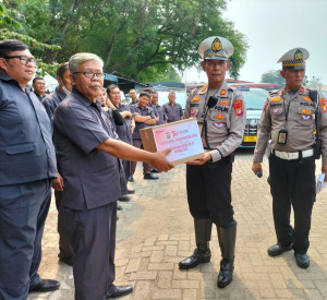 Kali Ini Polresta Bandara Berikann Sembako Kepada Pengemudi Taksi