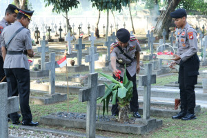 Polda Metro Jaya Ziarah dan Tabur Bunga di TMP Pondok Aren
