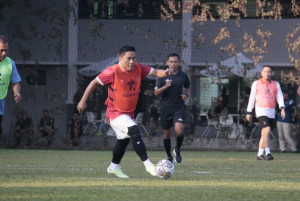 TNI Polri  Kompak Perkuat Solidaritas di Lapangan Sepak Bola