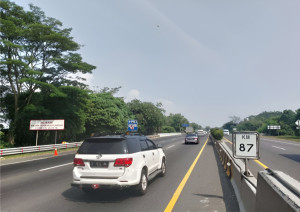 Jasamarga Lakukan Pemasangan  Rambu Portal KM 87+050 Arah Cileunyi 