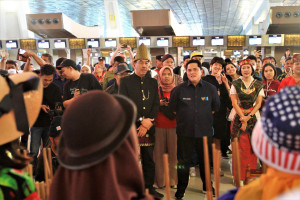 Bandara Soekarno-Hatta Meriahkan HUT ke-78 RI dengan Flashmob Angklung, Penumpang Pesawat Antusias!