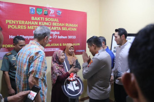 Kapolda Metro Jaya Serahkan Kunci Rumah Kepada Pemilik 