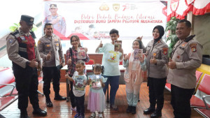 Polresta Bandara Soetta Bagikan Buku ke Publik