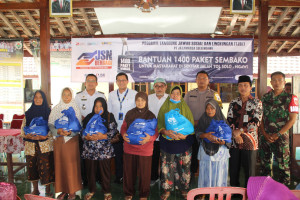 Masyarakat di Sepanjang Ruas Tol Solo - Ngawi Dapat Bantuan Paket Sembako