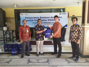PT Jasamarga Transjawa Tol Salurkan 1.000 Paket Sembako Pada  Warga di  Sekitar Jalan Tol Surabaya-Gempol