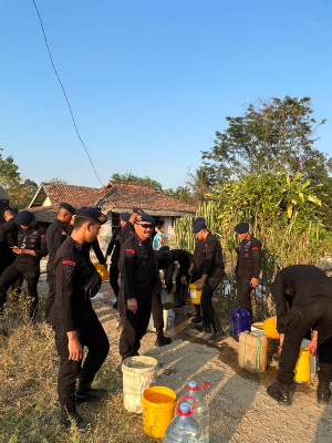 Satbrimob Polda Metro Jaya Salurkan Air Bersih ke Kampung Busuk Cikarang