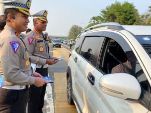 Dirlantas Polda Metro Jaya Terjun Langsung Beri Himbauan Dan Teguran Pada Pelanggar Lalu Lintas