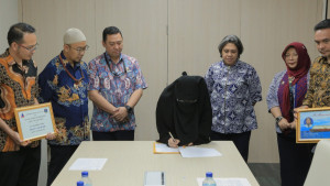 Istri  Almarhum Tosim, Awak Kapal MT. EKAPUTRA 1 Terima Santunan Asuransi  96.906 Dollar AS