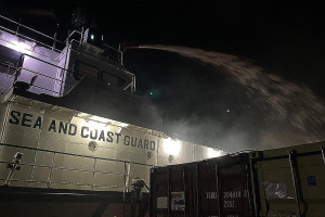 Kapal LCT Marina Bay Berisi Sejumlah Kontainer Yang  Terbakar, Berhasil Dievakuasi Bersama 14 ABK 