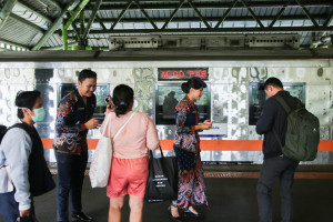 Penumpang KA Jarak Jauh Yang Turun di Stasiun Gambir Mendadak Meningkat