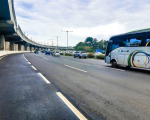 Pemasangan Rambu  Portal di KM 1+1500 Tol Jakarta-Cikampek