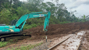 Tebing Longsor Menutup Dua Jalur KA di KM 340+100 antara Stasiun Karanggandul - Karangsari