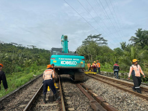 Perjalanan  KAJJ Terhambat Akibat Longsoran Tebing  di KM 340+100 Yang masih Menutupi Rel