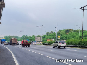 Hati-Hati, Ada Pekerjaan Pemasangan Gelagar Rambu di KM 1+500  Ruas Tol Jakarta - Cikampek