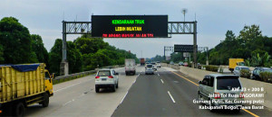 Pemasangan Gelagar Papan Informasi Digital di Tol Jagorawi
