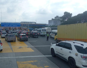 KM 55 - KM 65 Arah Cikampek Jalan Tol Jakarta-Cikampek Dilakukan Pembukaan Contraflow