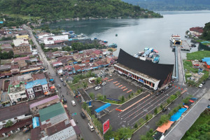 Ribuan Orang dan Kendaraan Menyeberang  Ajibata-Ambarita Danau Toba