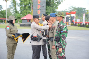 Kapolri Beri Penghargaan Pin Emas Kepada Prajurit TNI dan Anggota Polri