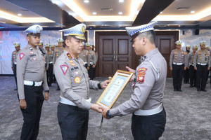 Aksi Heroik Bripda Novandro Ganjal Bus Gagal Nanjak Pakai Motor Pribadi, Ini Balasannya