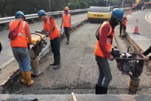 Hati-Hati ...Ada Pekerjaan di Simpang Susun Akses Keluar Karawang Barat 2 Ruas  Tol Jakarta - Cikampek.