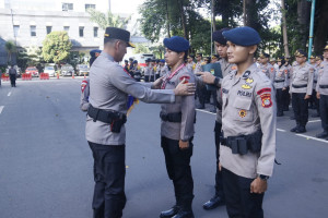 Berprestasi Dalam Kejuaraan MMA di Sumarecon Serpong Dua Anggota Brimob Raih Penghargaan