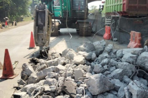 Hati-Hati Ada  Pekerjaan di  KM 36+378 dan KM 36+343  Tol Jakarta -Cikampek