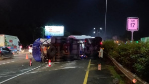 Truk Tangki Bermuatan LPG  Terguling  di Ruas Tol Jagorawi,