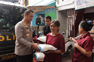 Polres Metro Jakarta Barat Salurkan Bantuan Sosial di Tamansari