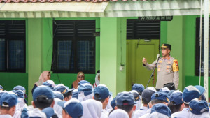 Kapolres Metro Jaktim,  Mengajak Pelajar Jaga Kamyibmas