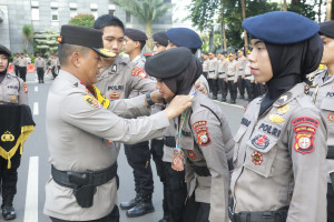 Berprestasi, Kapolda Metro Jaya Beri Penghargaan 23 Personelnya