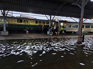 Sejumlah Perjalanan KA di Jalur Pantura  Dibatalkan Akibat Banjir di Semarang, Ini Daftarnya ....