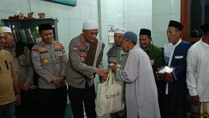 Polda Metro Jaya Gelar Sholat Subuh Keliling dan Penyaluran Alquran dan Sembako
