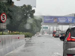 Awas Ada Genangan Air Setinggi 10 cm  Di Ruas Tol Sedyatmo Km 25+100 dan Km 31 Arah Jakarta
