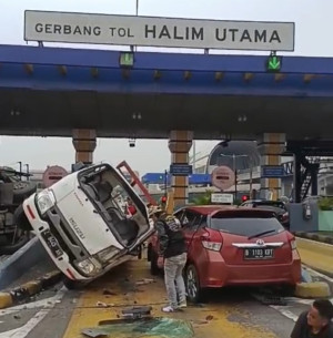 Tabrakan  Beruntun di Pintu Gerbang Tol Utama Halim, Sejumlah Orang Luka-Luka