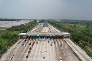 32 Gardu Transaksi di Gerbang Tol Cikampek Utama Kembali Normal