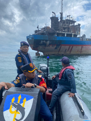 MV Layar Anggung 8 Terbakar di Perairan  Berakit Riau,  Para ABK Lompat ke Laut Menyelamatkan Diri