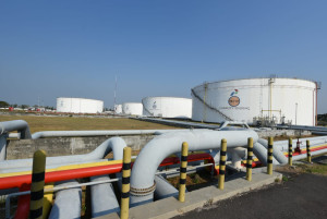 Pipa BBM Jenis Pertamax Bocor, Warga Dievakuasi,  Petugas  Pertamina Tuban Gerak Cepat Atasi Rembesan