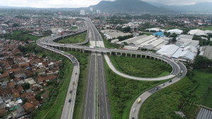 Jelang Libur Iedul Adha Volume Lalu Lintas Mulai Memadati Gerbang Tol Jabotabek dan Jabar
