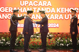 Menhan Prabowo Subianto Terima Tanda Kehormatan Bintang Bhayangkara Utama Polri