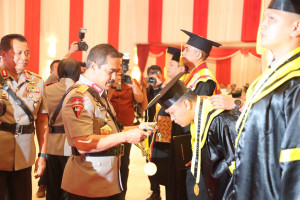 Anggota Polri Dengan Jenjang Pendidikan S-1 @ajub Menjadi Agen Perubahan