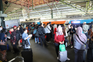 KAI Commuter Line  Dibanjiri Penumpang, Sejumlah Stasiun Padat