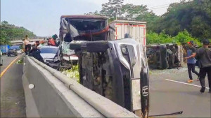 Tabrakan Beruntun di  Ruas Tol Cipularang Arah Jakarta