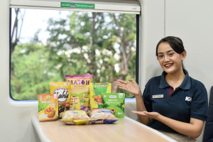 Jajanan Asongan Produk UMKM  Kini Hadir Di Dalam Kereta