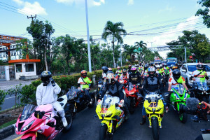 Dua  Pembalap Pertamina Enduro VR46 Racing Team Parade Bareng Komunitas Klub Motor Bali