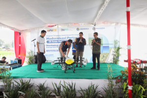 Jasa Marga Berikan Bantuan  Mesin dan Pupuk Kepada Petani