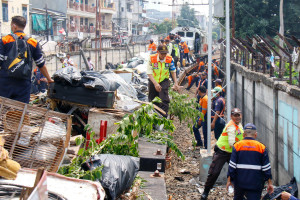 KAI  Libatkan Unsur Terkait Cegah Pembuangan Sampah dan  Pembakaran Limbah di Pinggir Rel